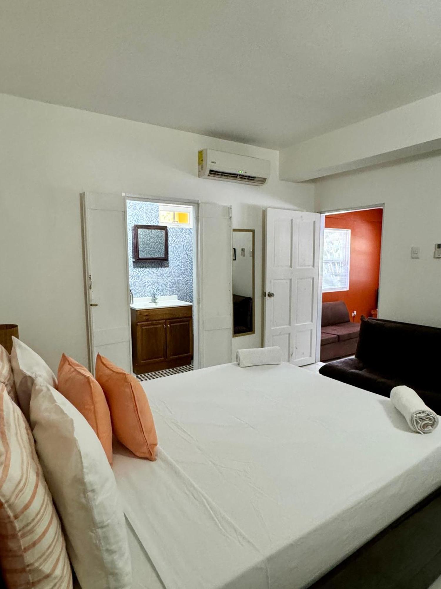 Tropical Apartments Tobago Scarborough Esterno foto